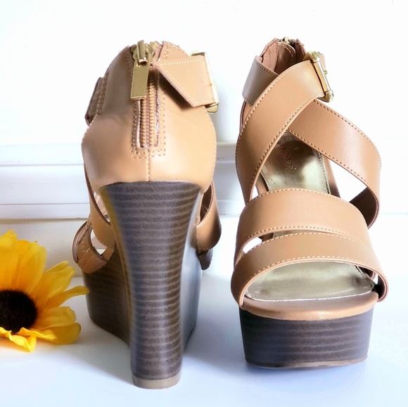 Express Shoes - EXPRESS Tan Wedges